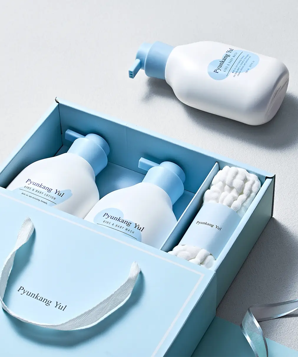 Kids & Baby Line Gift Set (3 Types) (Kids&Baby Lotion 590ml+Wash590ml+Towel) - Bebek ve Çocuk Cilt ve Vücut Bakım Seti (Losyon + Temizleyici + Havlu)